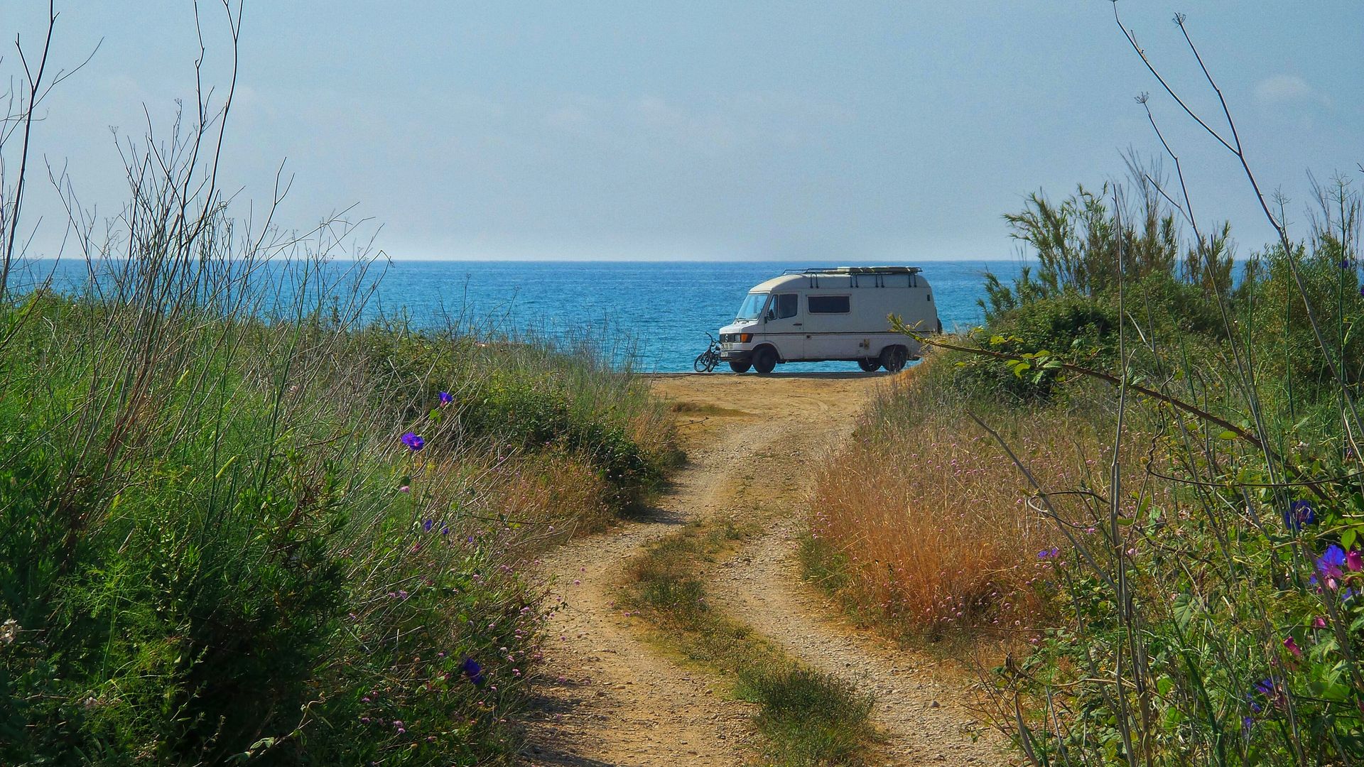Van aménagé face à la mer